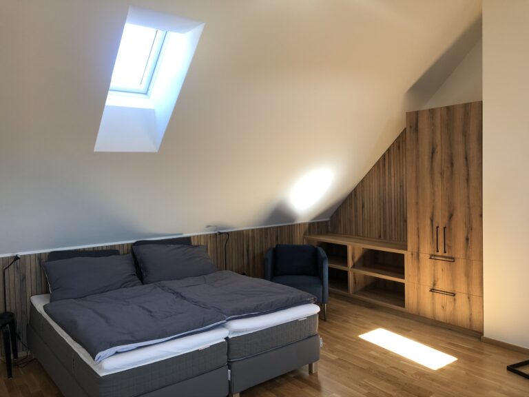 Podkrovní ložnice apartmánu