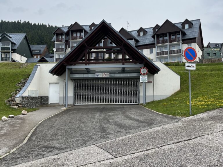 Vjezd do podzemních garáží apartmánového domu